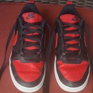 Boys Nike court borough low 2 gs, size 5Y, black & red